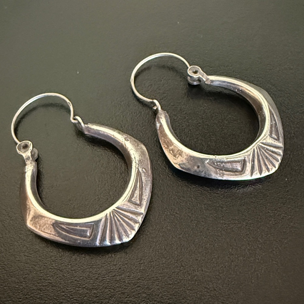 Vintage Handmade Silver Hoop Earrings with hammered detail - Picture 10 of 11
